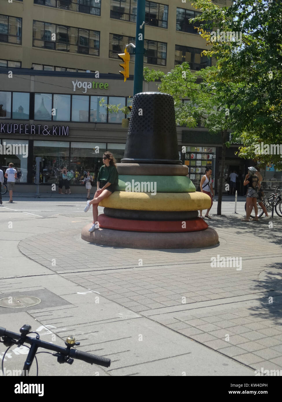 Ditale di grandi dimensioni nella parte anteriore dell'edificio interessante sull'angolo nordoccidentale di Spadina e Richmond, 2017 08 09 a (36505810575) Foto Stock