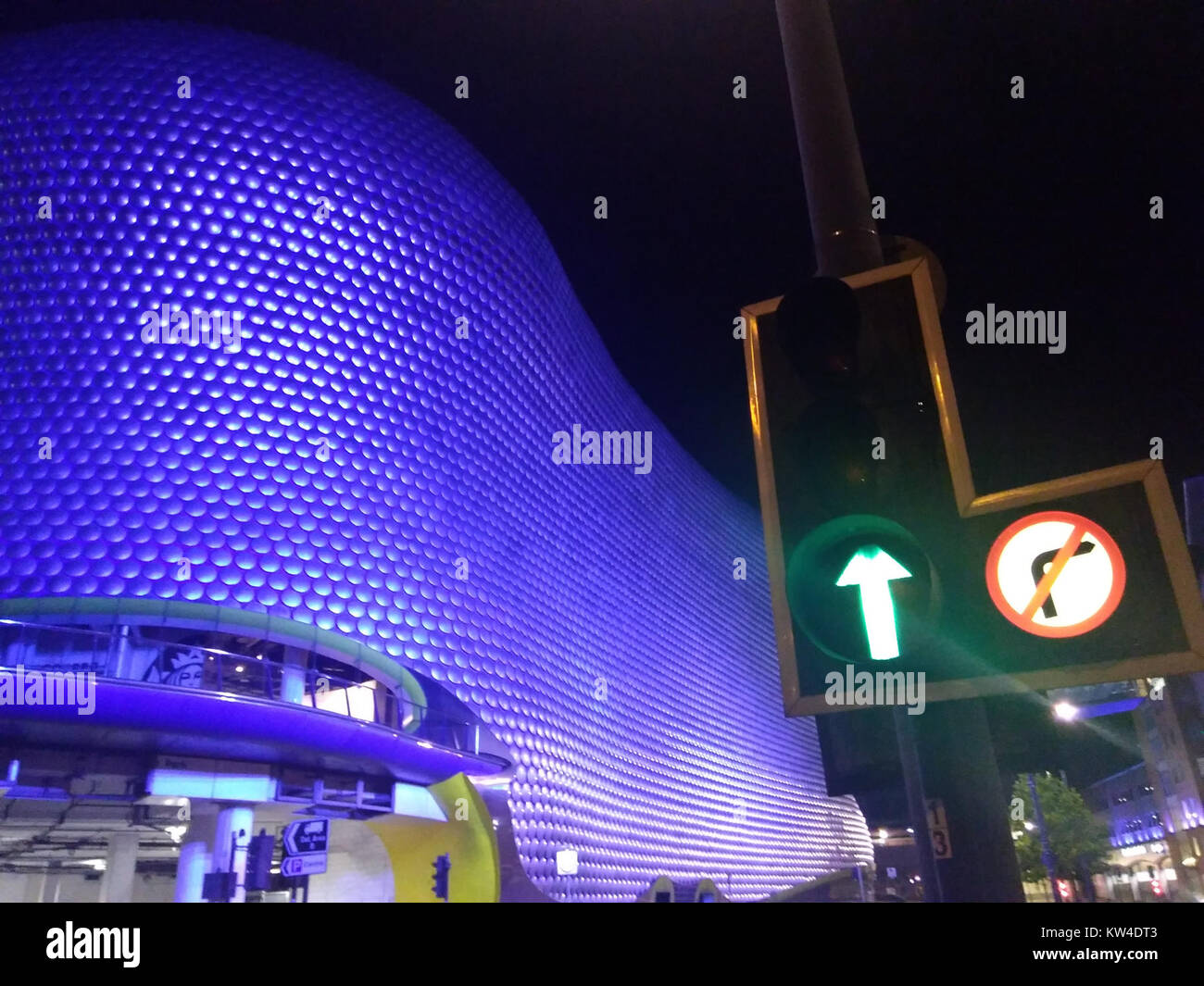 Questa immagine cattura una scena di Birmingham, in Inghilterra, conosciuta per il suo ricco patrimonio industriale e gli sviluppi moderni. La città è rinomata per il suo ruolo nella Rivoluzione industriale e per la sua posizione attuale come importante centro culturale e commerciale nel Regno Unito. Foto Stock