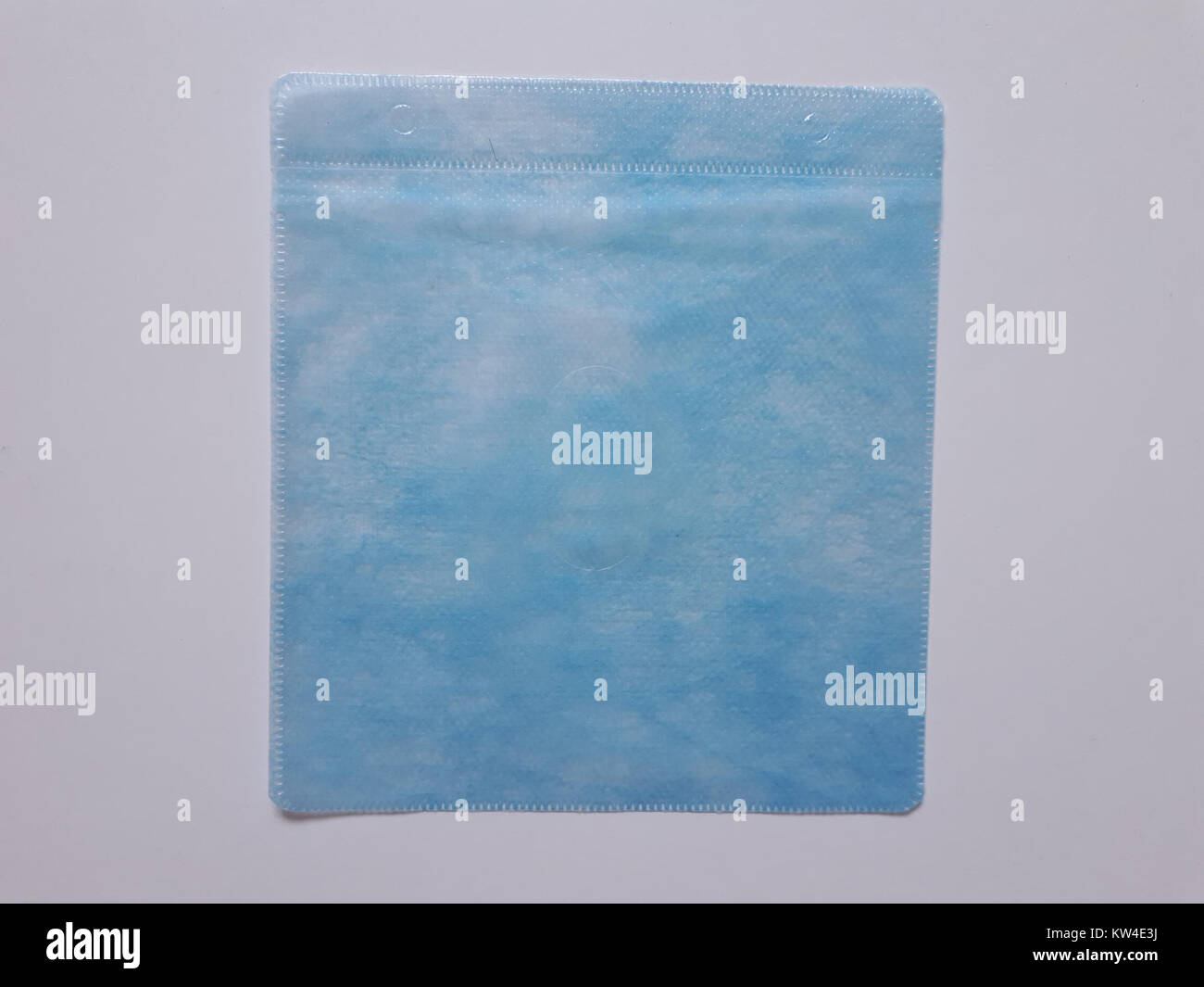Una custodia blu in plastica per CD, progettata per proteggere e memorizzare i CD musicali, comunemente utilizzata all'inizio del XXI secolo. Questo elemento rappresenta un periodo nella distribuzione musicale e nella memorizzazione di file multimediali. Foto Stock