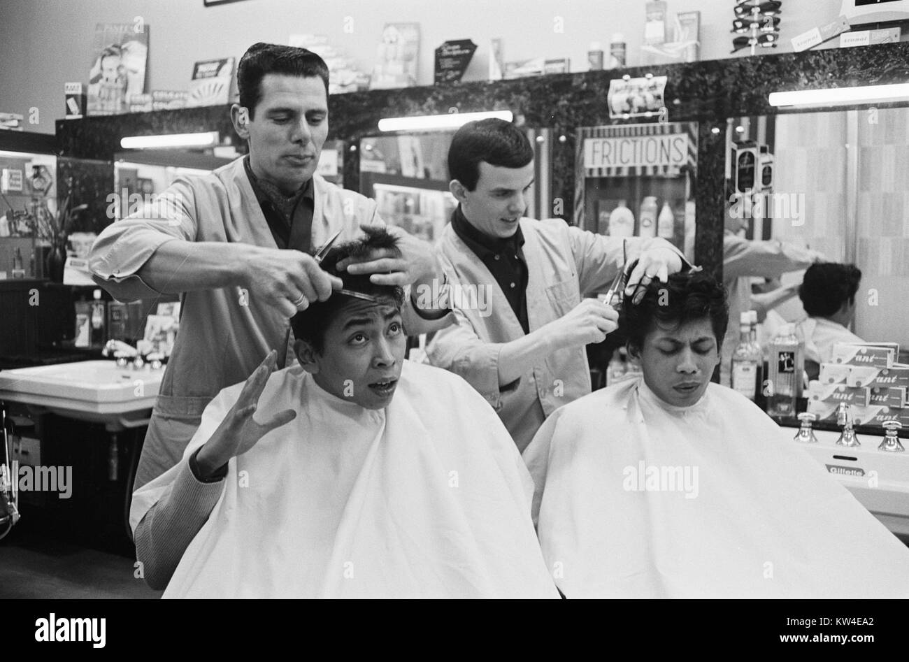 Il titolo si riferisce a un'immagine o a un evento raffigurante "Blue Diamonds" in un barbiere per il servizio militare obbligatorio. Questo suggerisce un contesto legato alla tradizione militare e di servizio olandese, probabilmente una foto dell'inizio del XX secolo. Foto Stock