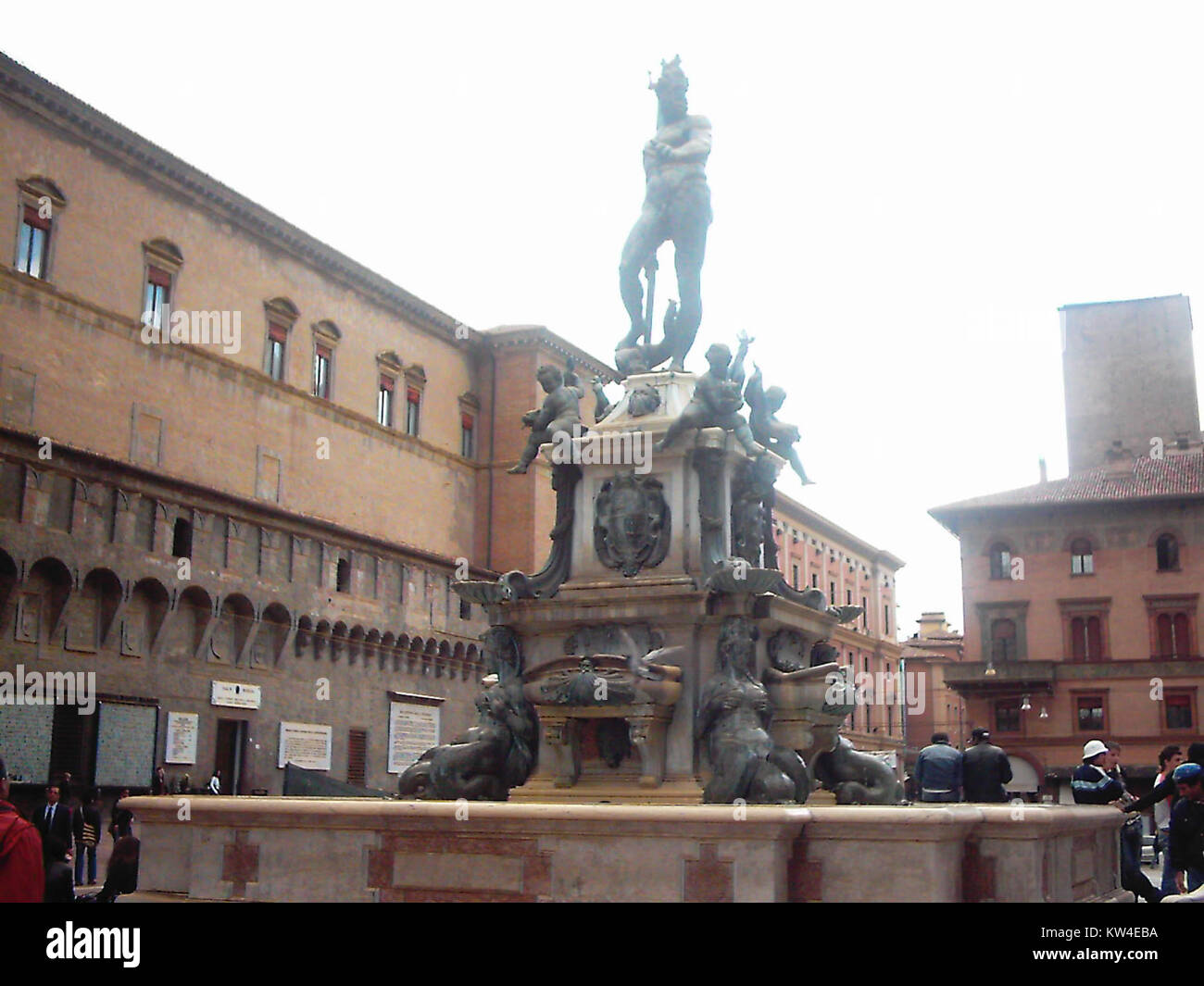 La Neptunbrunnen di Bologna, in Italia, è una fontana storica che presenta una statua di Nettuno, che simboleggia il ricco patrimonio culturale bolognese. La fontana è un punto di riferimento centrale della città, che riflette il suo significato artistico e storico. Foto Stock