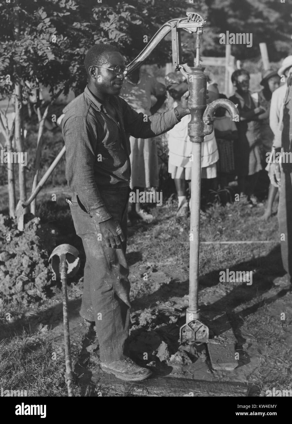 Un uomo dimostra in modo sicuro il costruire un pozzo vicino a Ridge, Maryland, luglio 1941. Foto Stock