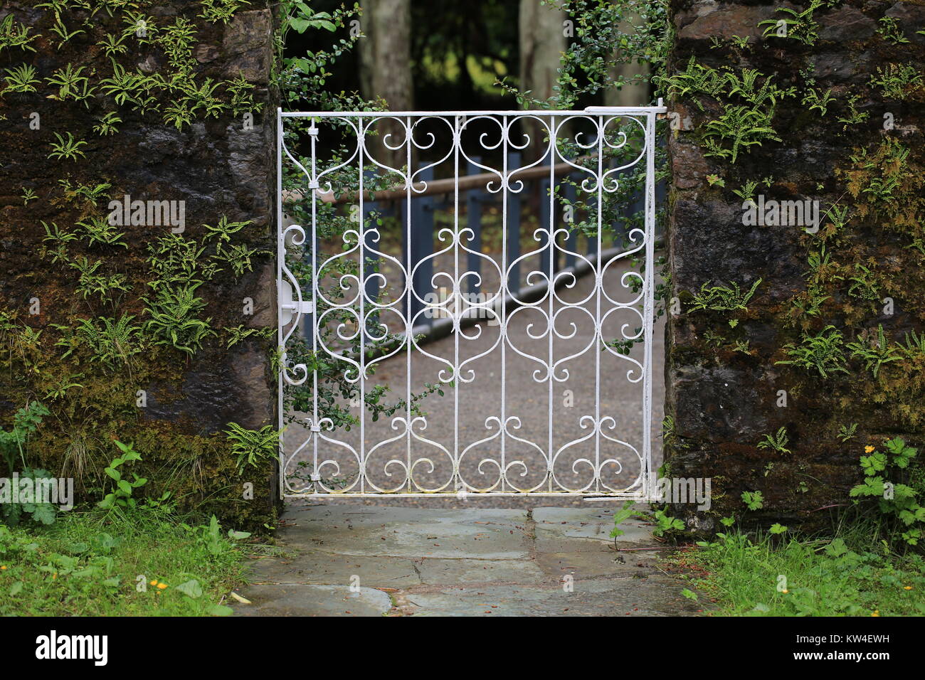 Metallo destinato gate in un giardino, guarnire isola, County Cork, Irlanda Foto Stock