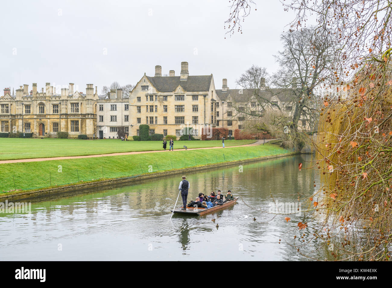 I turisti in un punt lungo il fiume Cam davanti al prato posteriore al King's College, Università di Cambridge, Inghilterra. Foto Stock