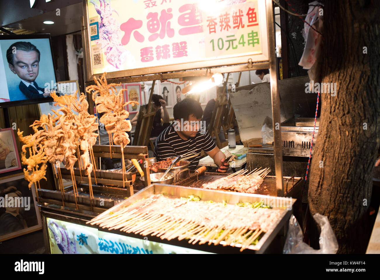 I fornitori presso il Quartiere Musulmano a Xi'an. Oggi il mercato notturno in Huimin Street è stata fondata mille anni fa dai mercanti della antica Via della Seta. Foto Stock