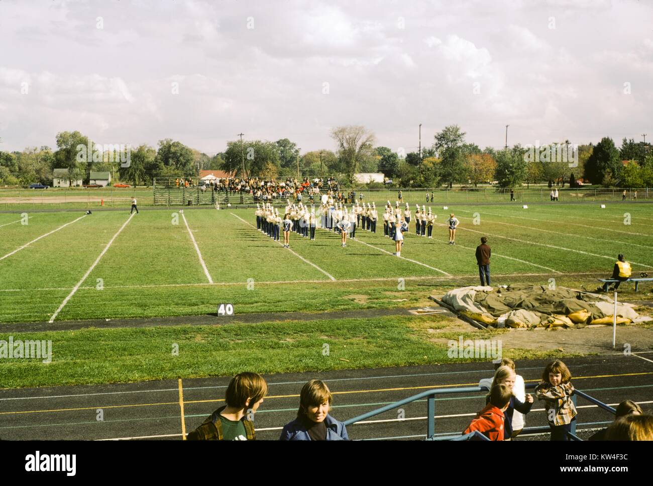 High school marching band di eseguire su un campo sportivo, 1970. Foto Stock