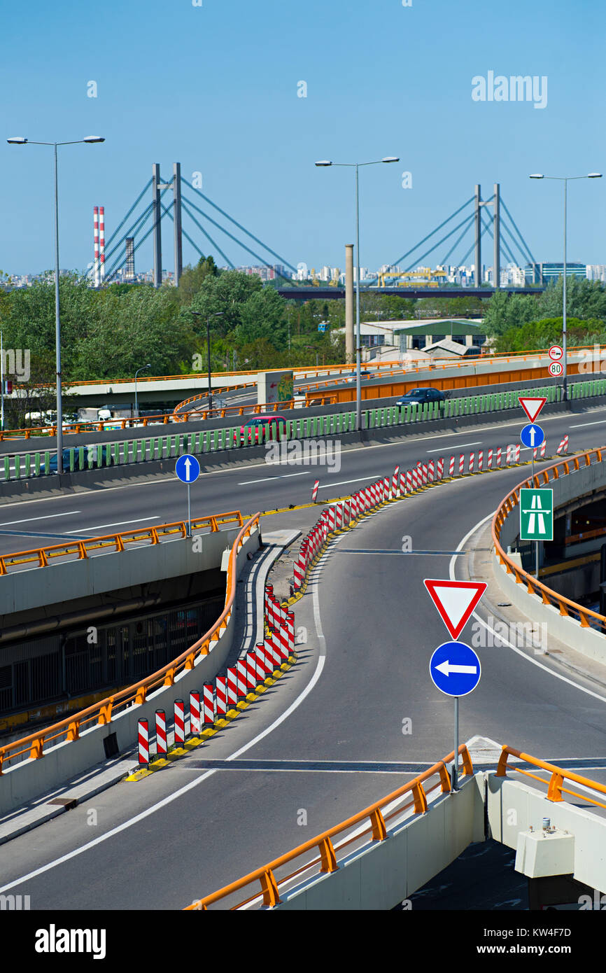 Indicazioni stradali su interchange sulla autostrada sul ponte Gazela a Belgrado in Serbia Foto Stock