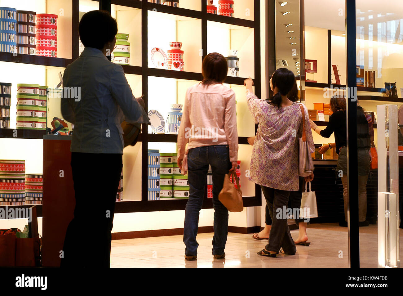 la vetrina di un boutique Lazy Susan con scaffali che espongono vari prodotti confezionati e clienti che entrano nel negozio - Tokyo - Giappone Foto Stock