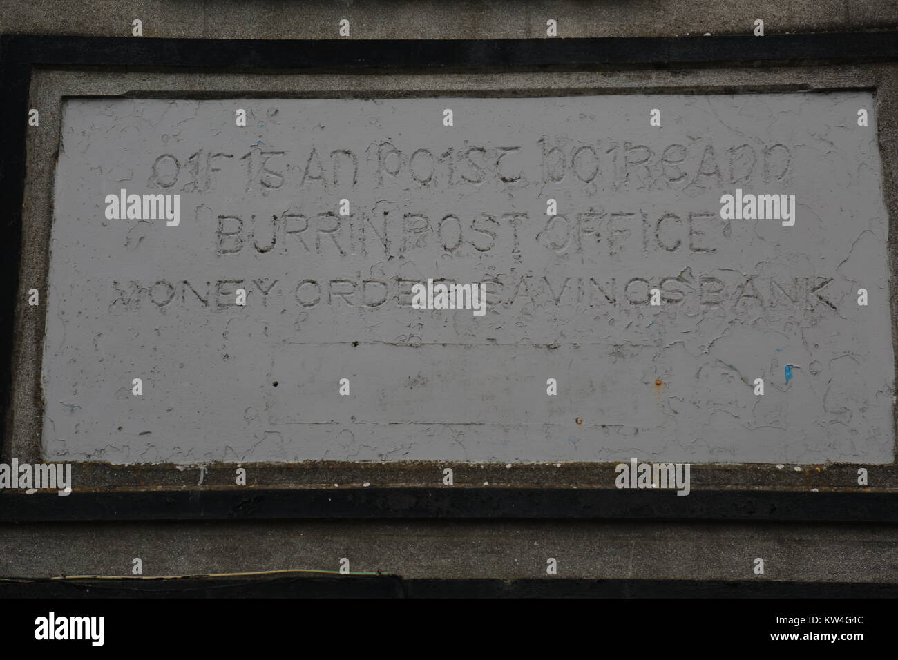 Vecchio di pietra da taglio segno pubblicità servizi della vecchia struttura rurale post office, County Clare, Irlanda Foto Stock