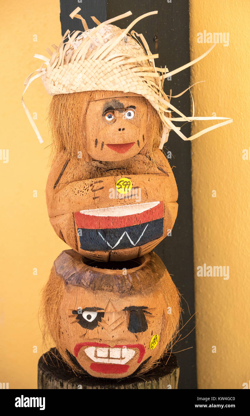 Regalo interessanti souvenir/di 3 facce sui gusci di noce di cocco in Sant'Agostino shop, Florida. Foto Stock