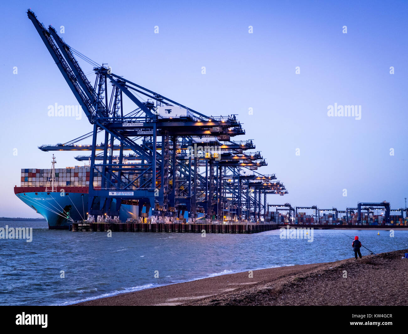 UK Trade - Spedizione di contenitori caricati su una nave al porto di Felixstowe, Regno Unito il contenitore più grande porto. Foto Stock