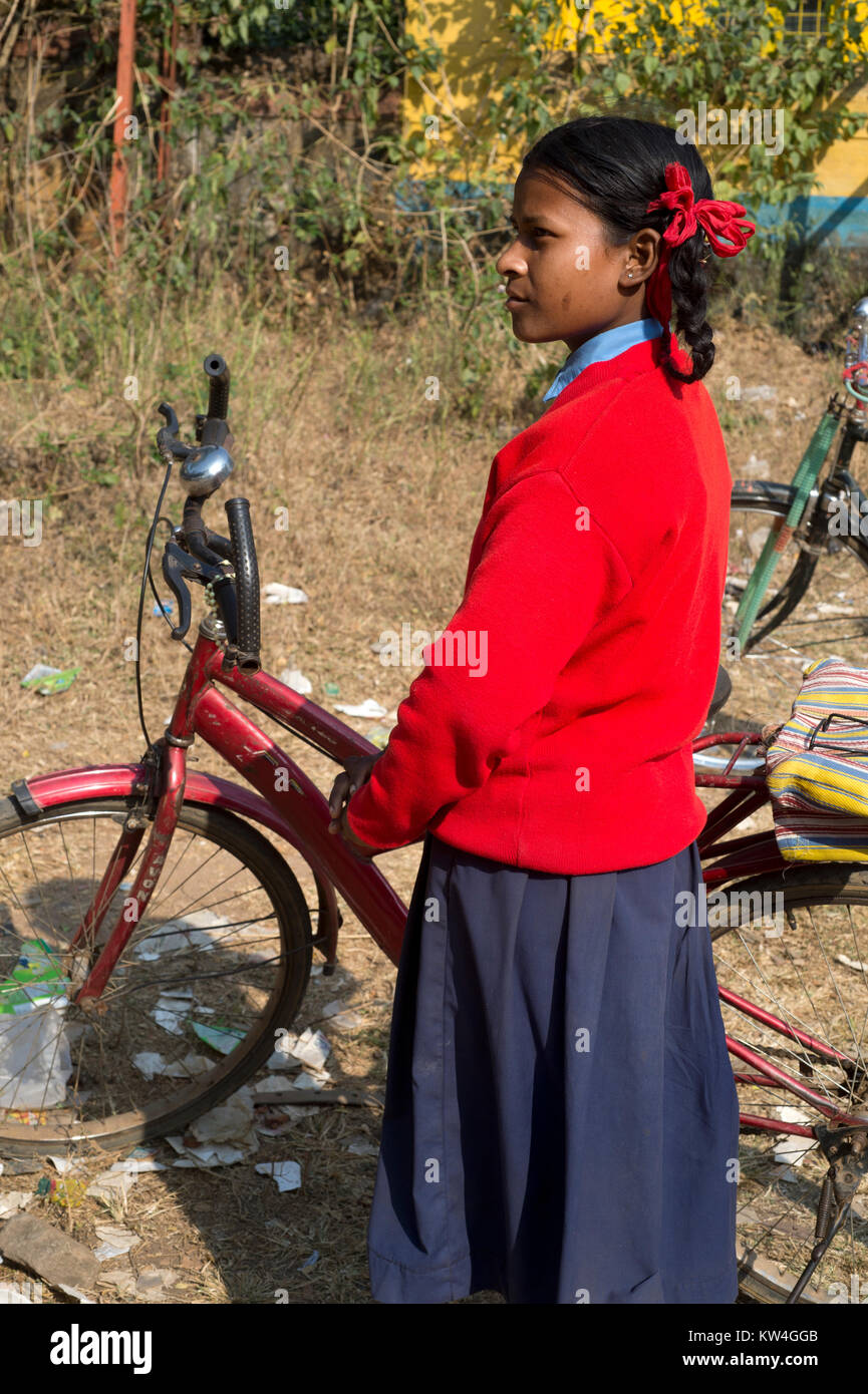India. Bihar. Bamdah. Schoolgirl in uniforme con la sua bicicletta. Il governo ha dato le ragazze biciclette per incoraggiarli ad andare a scuola. Foto Stock