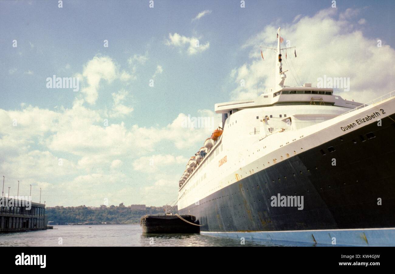 La Cunard Line la Queen Elizabeth 2 nave da crociera nel porto di New York, New York, 1975. Foto Stock