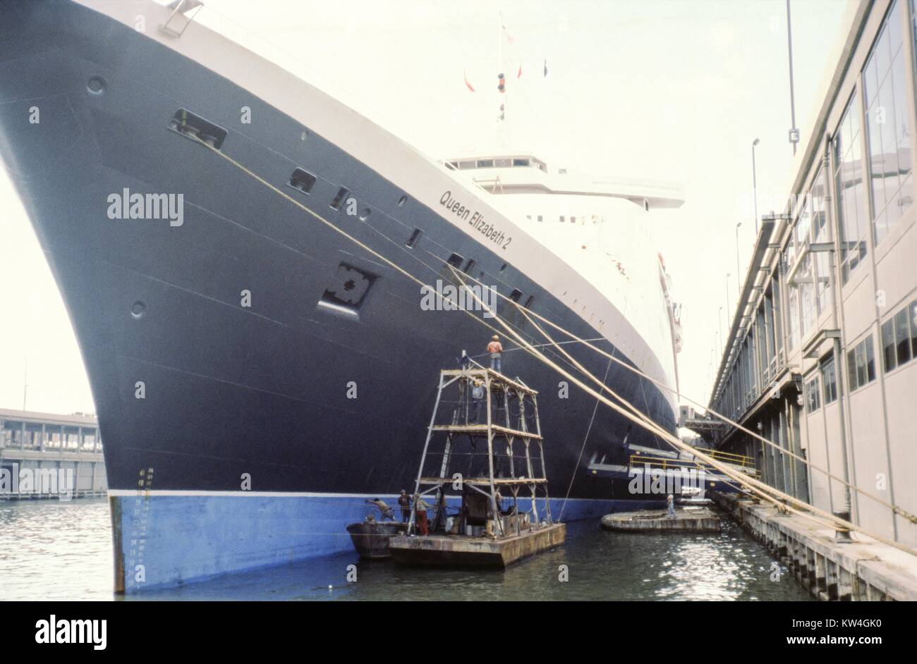 La Cunard Line la Queen Elizabeth 2 nave da crociera nel porto di New York, New York, 1975. Foto Stock