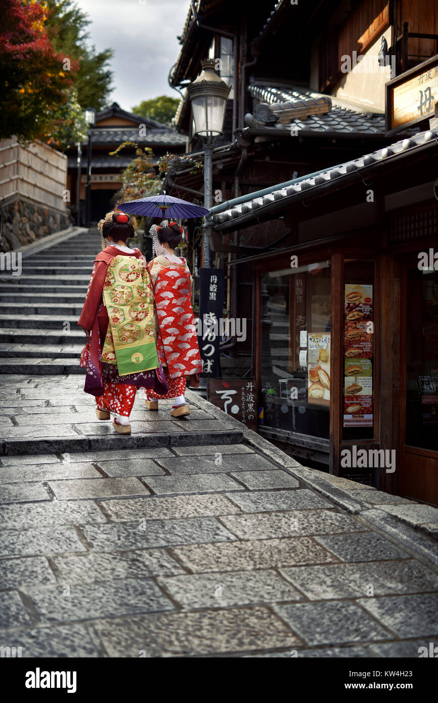 Licenza e stampe alle MaximImages.com:00 - due Maiko, Geisha apprendisti, camminando per le strade storiche di Gion, Kyoto, Giappone viaggio foto stock Foto Stock