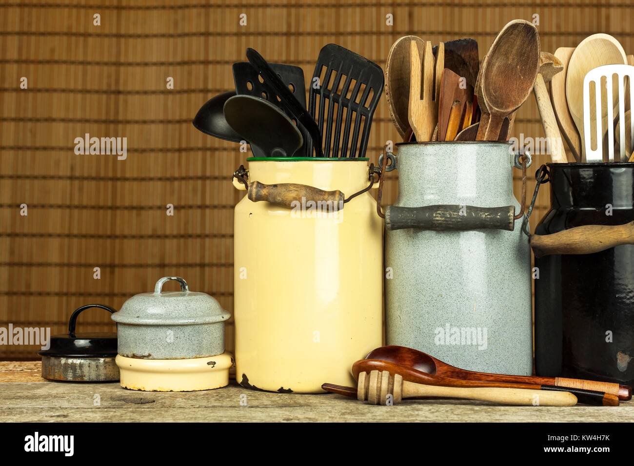 Utensili da cucina sul tavolo. Utensili per cuochi. Vecchio cucchiaio di legno Foto Stock