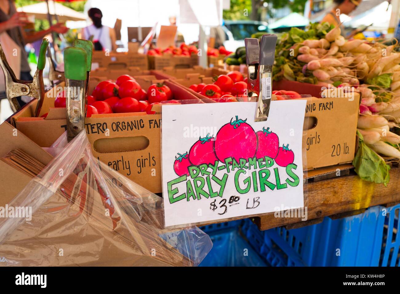 In un mercato agricolo in San Francisco Bay Area Cittadina di Danville, California, azienda agricola biologica di fattorie Tomatero vende dry-coltivata Early Girl pomodori, Agosto 13, 2016. Nel mezzo di una storica siccità agricoltura a secco è un popolare pratica agricola in California, come riduce notevolmente le esigenze di irrigazione di colture alimentari, California. Foto Stock
