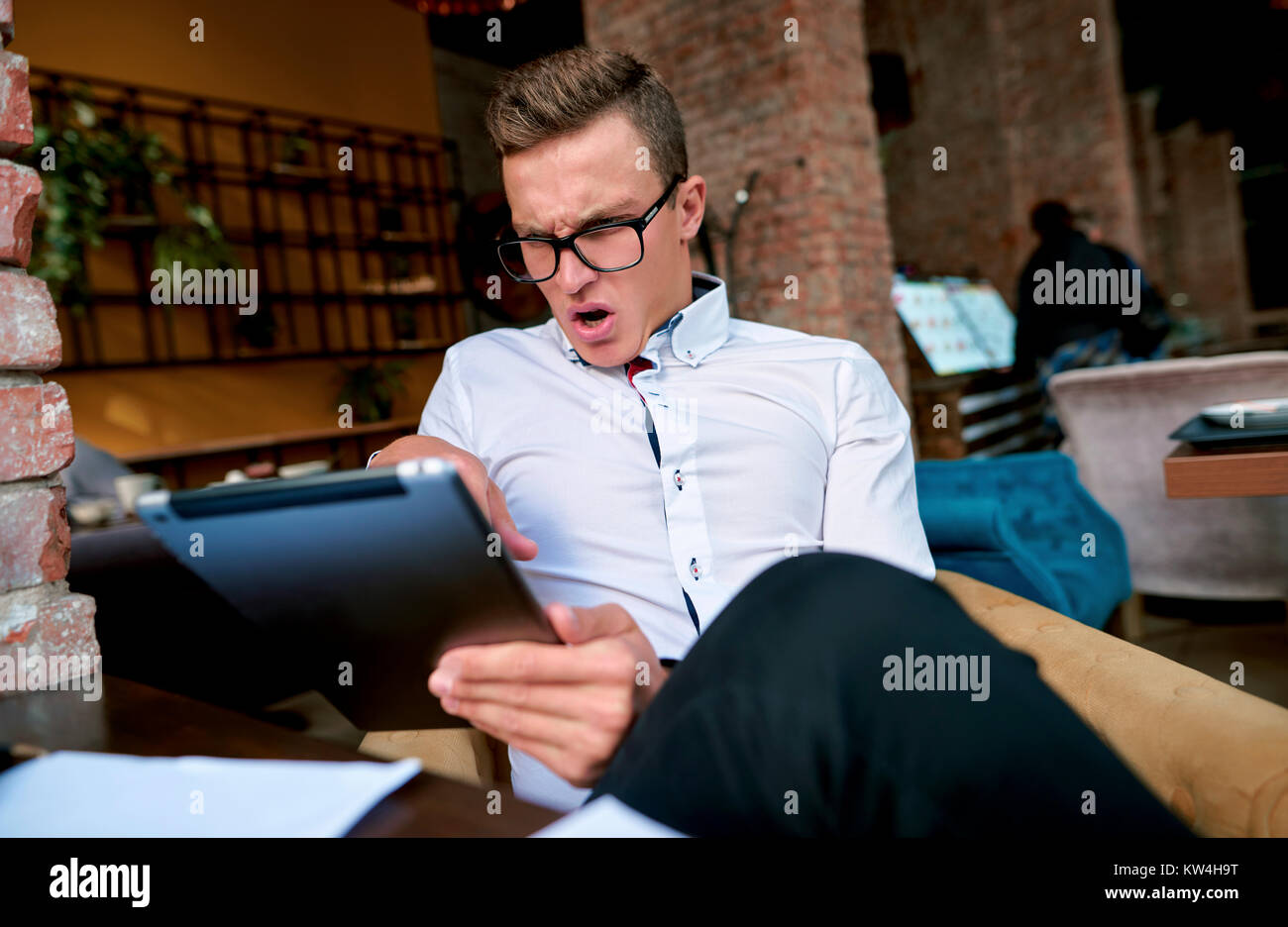 Uomo in una camicia funziona con i computer del cafe Foto Stock