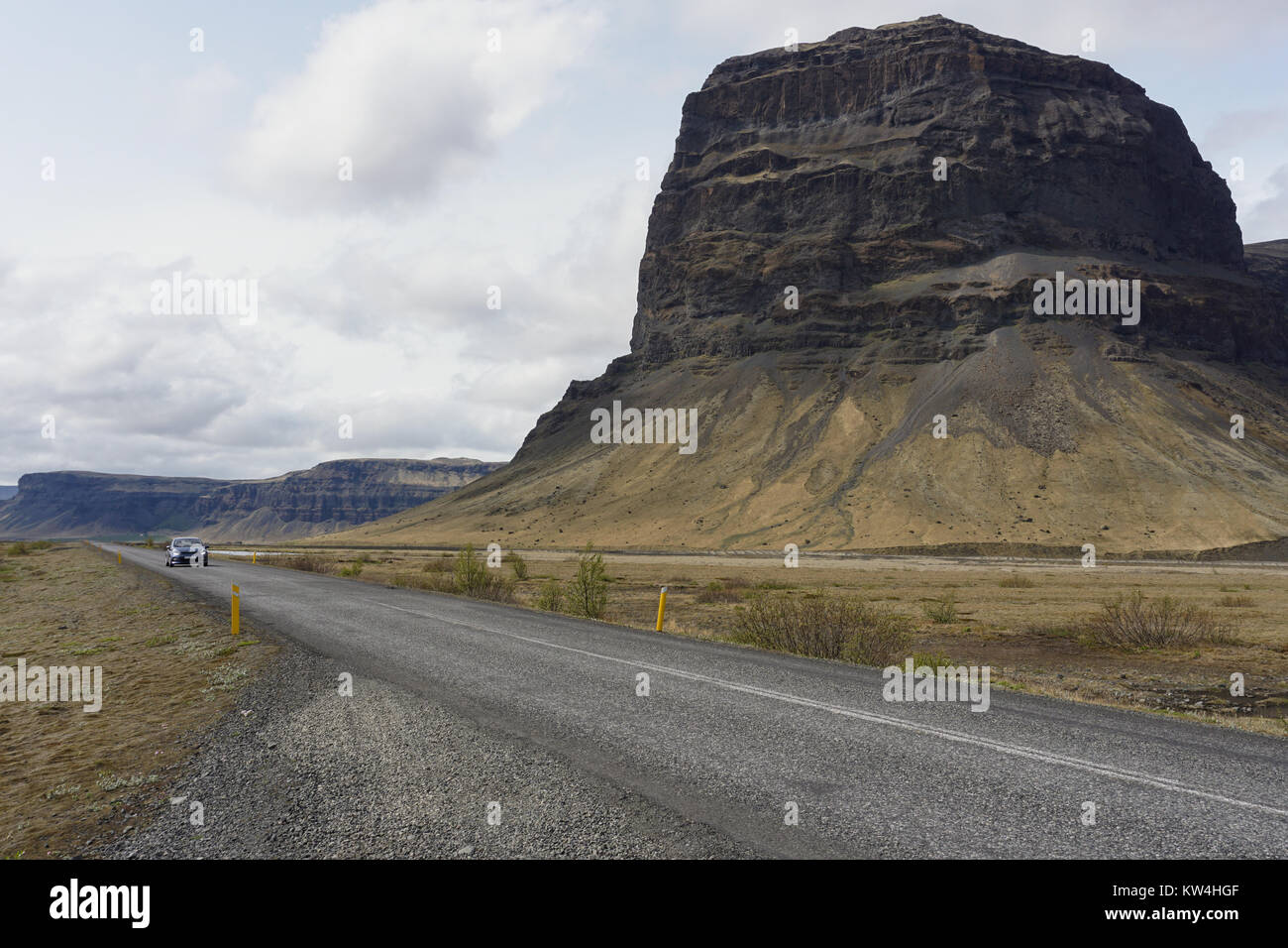 Lomagnupur Mountain e il Ring Road nel sud dell'Islanda. Foto Stock