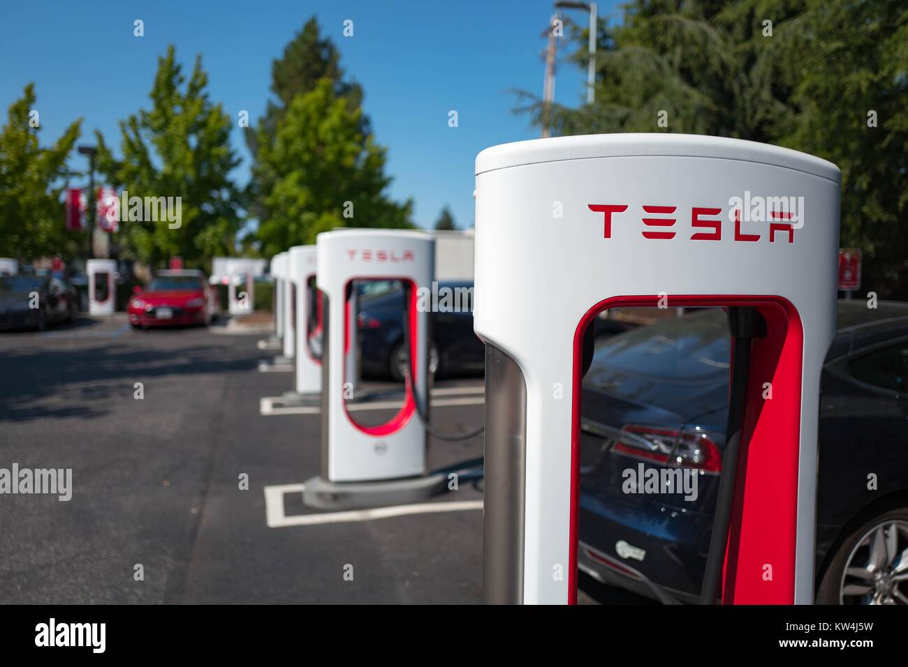 Caricabatterie con Tesla logo in un sovralimentatore rapida della batteria della stazione di ricarica per i veicoli elettrici azienda Tesla Motors, nella Silicon Valley Town di Mountain View, California, 24 agosto 2016. Foto Stock