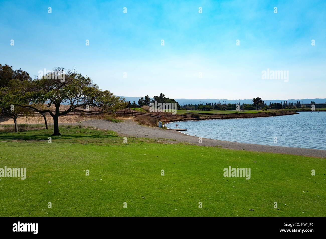 Riva del lago alla riva Park, una popolare area ricreativa di Silicon Valley Town di Mountain View, California, 24 agosto 2016. Foto Stock