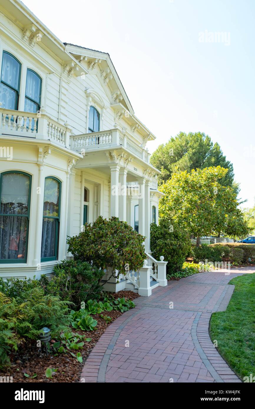 Vista frontale del faceade della casa Rengstorff, restaurato casa vittoriana e una delle prime case costruite nella Silicon Valley Town di Mountain View, California, 24 agosto 2016. Foto Stock