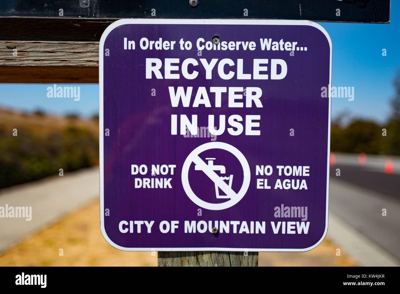 Accedi " Irvine viola' colore visitatori di avvertimento che l'acqua riciclata è in uso e che essi non devono bere l'acqua, nella Silicon Valley Town di Mountain View, California, 24 agosto 2016. Foto Stock