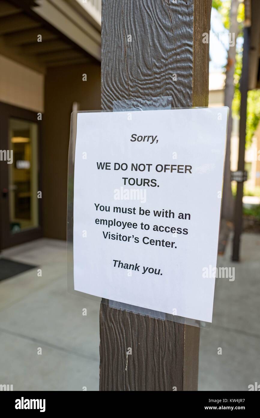 Segno al Googleplex, sede del motore di ricerca Google società nella Silicon Valley Town di Mountain View, California, spiegando che la società non offre visite guidate ai membri del pubblico, Mountain View, California, 24 agosto 2016. Foto Stock