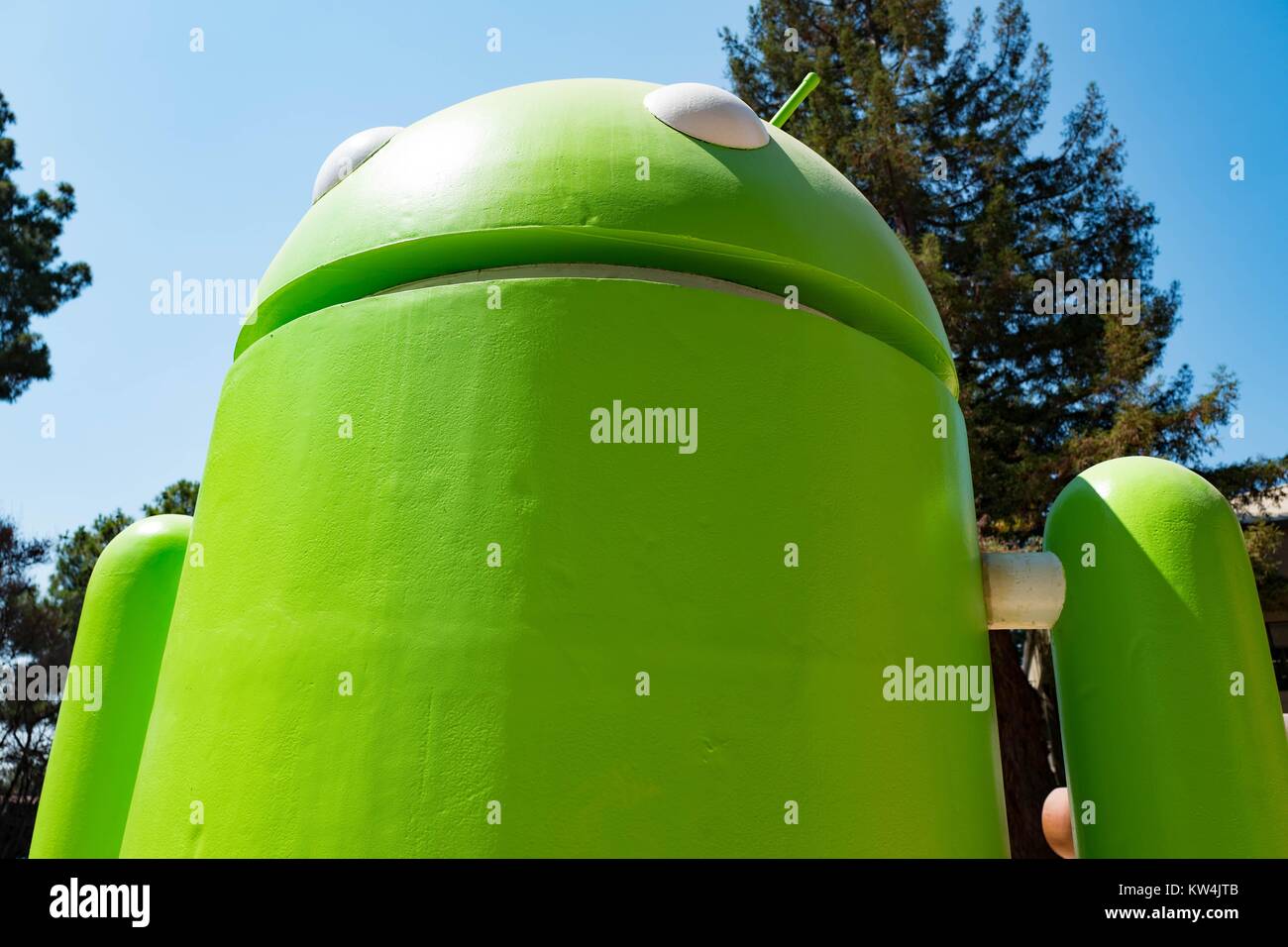 Vista in dettaglio di una grande scultura che rappresenta il cellulare Android Sistema operativo, al Googleplex, sede del motore di ricerca Google società nella Silicon Valley Town di Mountain View, California, 24 agosto 2016. Foto Stock