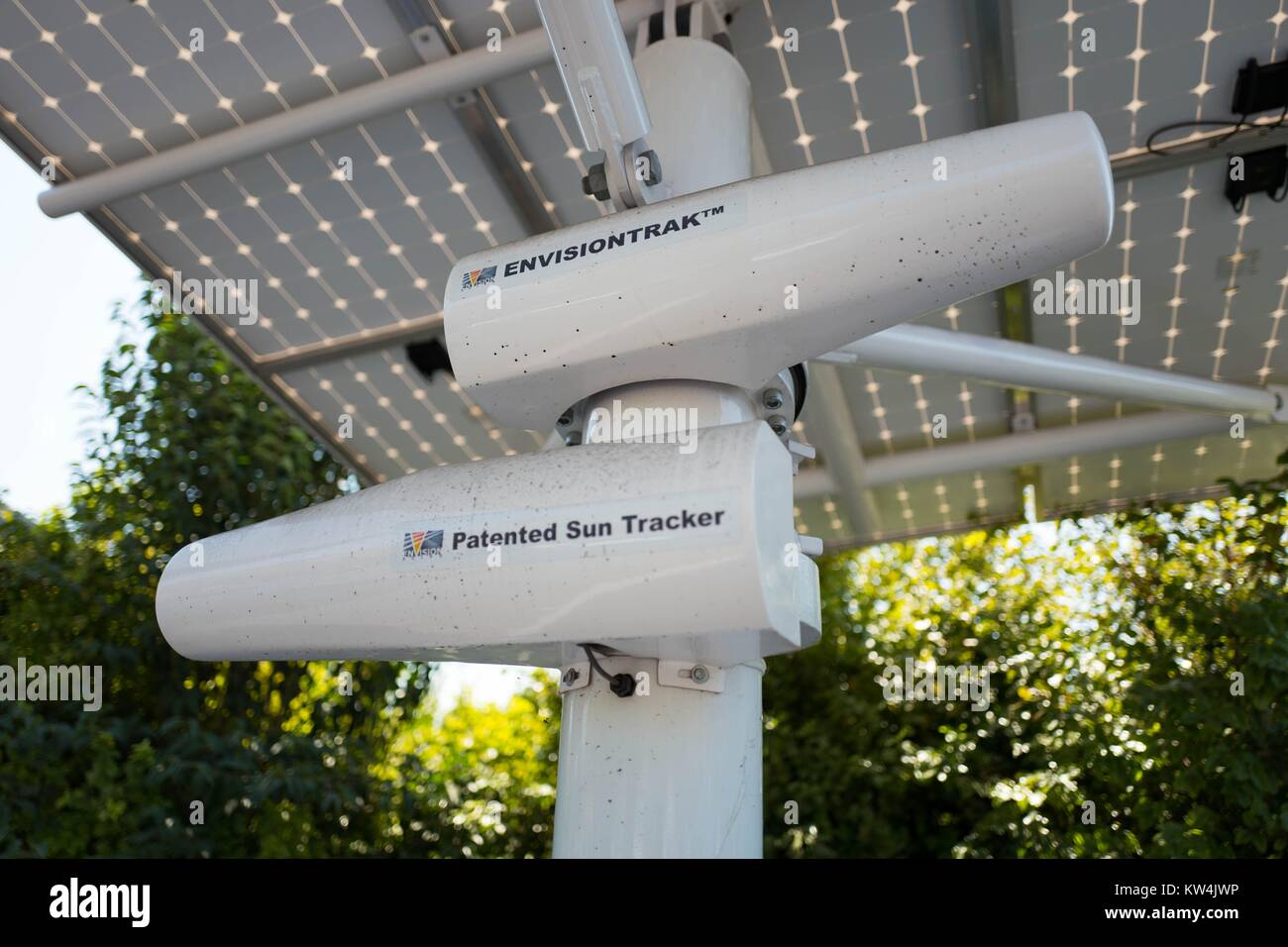 Close up EnvisionTrak pannello solare sun tracker da immaginare solare, installato su un array di solare al Googleplex, sede del motore di ricerca Google società nella Silicon Valley Town di Mountain View, California, 24 agosto 2016. Foto Stock