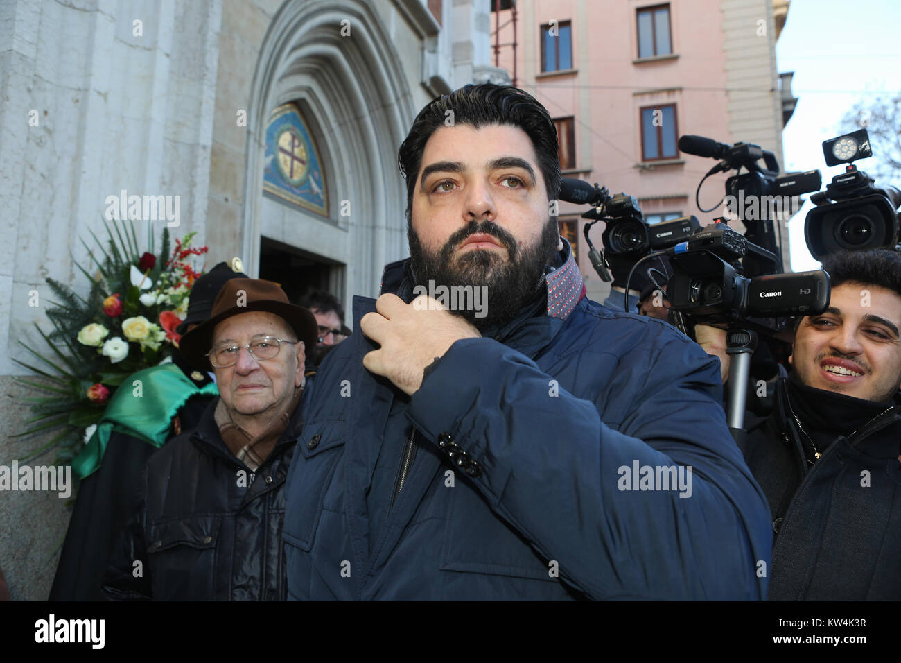 Milano, Italia. 29 Dic, 2017. La stella di chef Antonino Cannavacciuolo ha preso parte anche il funerale, e da due edizioni egli è uno dei giudici di Masterchef Italia. Credito: Luca Marenda/Pacific Press/Alamy Live News Foto Stock