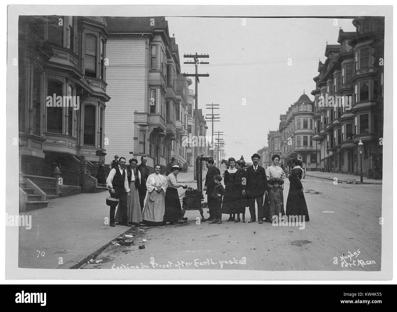 La gente la cottura per le strade di San Francisco, California dopo il terremoto del 1906, 1906. Immagine cortesia archivi nazionali. Foto Stock