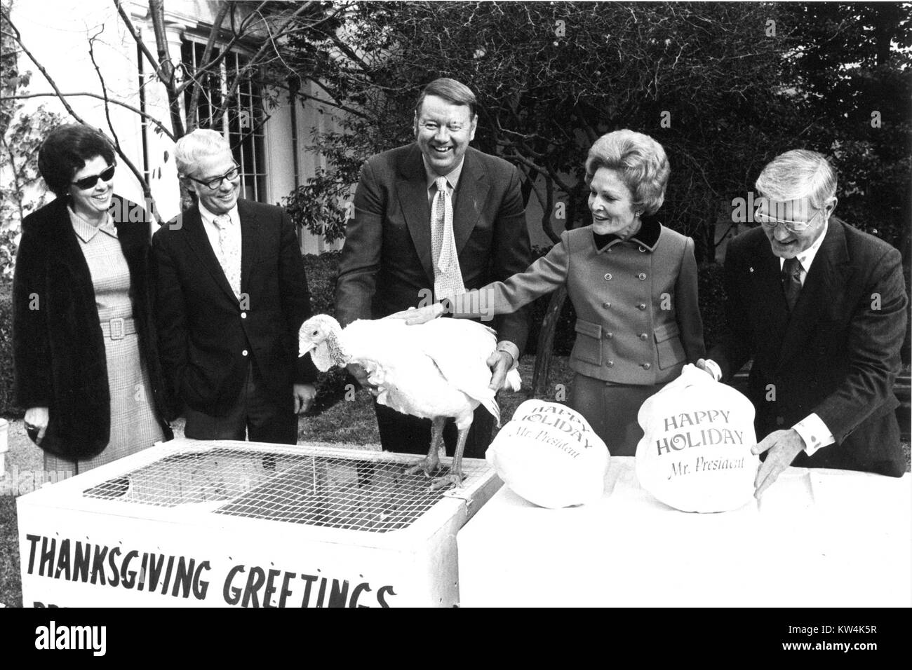 La First Lady Pat Nixon, moglie del presidente Richard Nixon, pone la sua mano su di una Turchia durante la fiera annua nazionale del Ringraziamento Turchia Presentazione, Novembre 23, 1971. Foto Stock