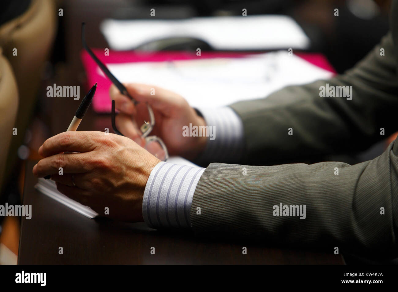 Le mani di un uomo nel corso di una conferenza di lavoro Foto Stock