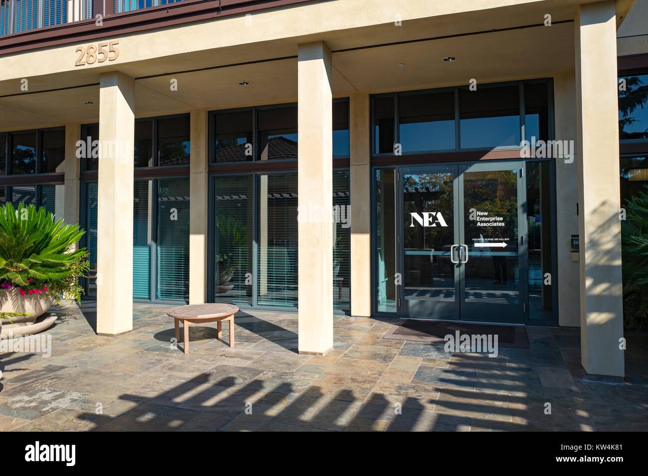 Ingresso al Sand Hill Road sede del nuovo Enterprise Associates (NEA), un early-stage società venture capital si trova nella Silicon Valley città di Menlo Park, California, 25 agosto 2016. Foto Stock