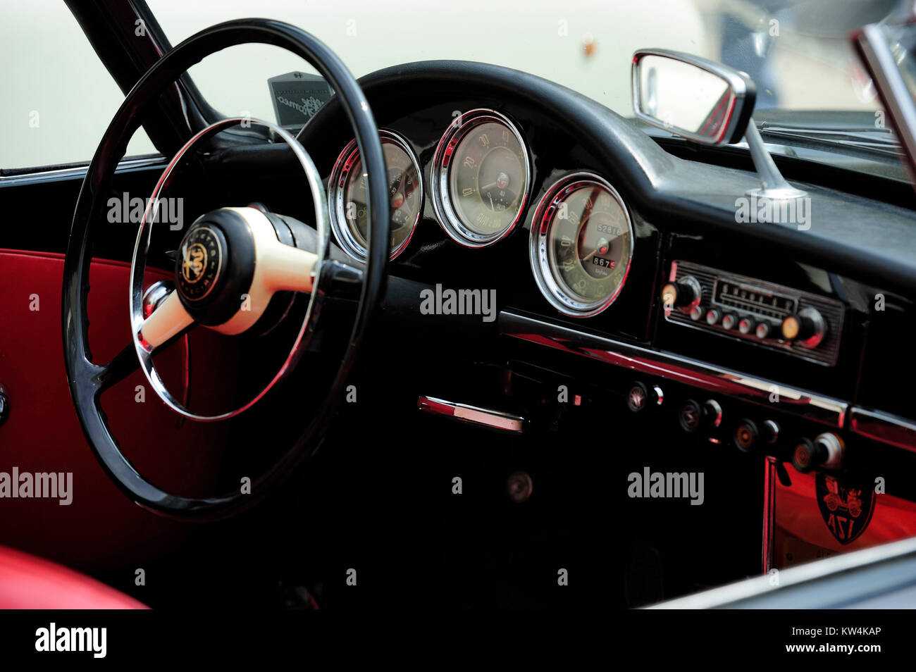 Belgrado, Serbia - 10 Aprile 2010: Alfa Romeo cruscotto visto sulla quarta riunione annuale di historian associazione automobilism Foto Stock