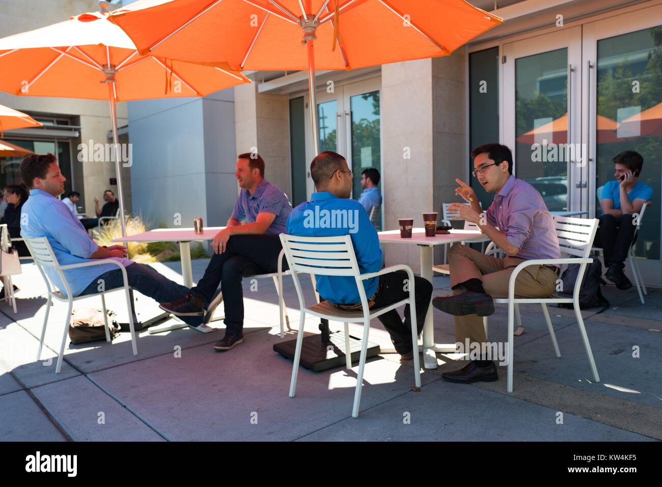 Persone sedersi e condurre riunioni su tavoli all'aperto al di fuori Philz Caffè nella Silicon Valley Town di Palo Alto, California, 25 agosto 2016. Philz Caffè è un popolare punto di incontro per gli imprenditori di tecnologia. Foto Stock