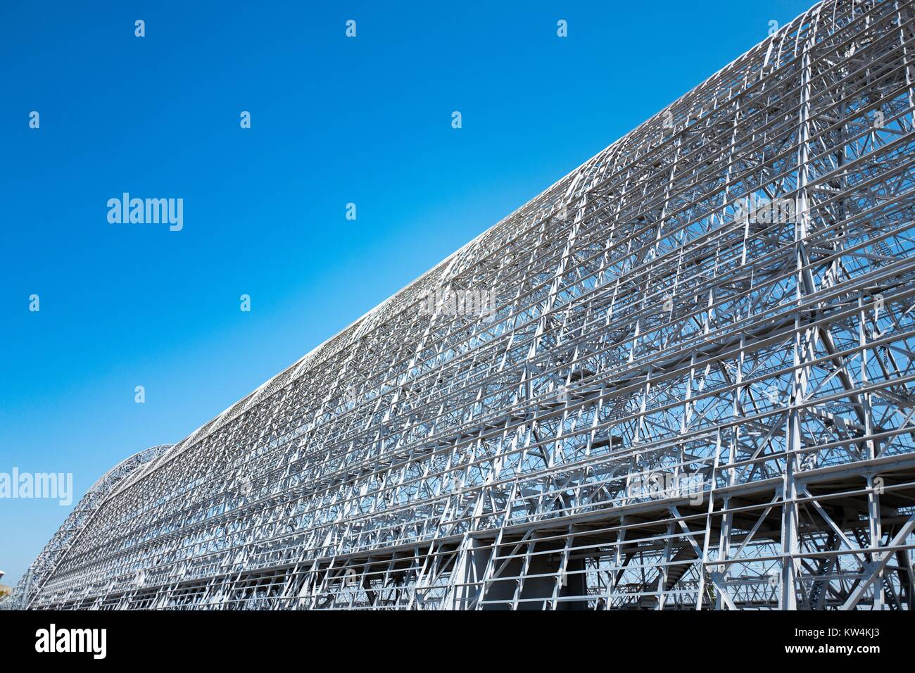 Ampio angolo di visione di un hangar, all'interno dell'area protetta della NASA Ames Research Center campus in Silicon Valley Town di Palo Alto, California, 25 agosto 2016. Hangar uno, che è tra le più grandi del mondo free-standing strutture, stata affittata a Google Inc planetario di affiliazione Ventures nel 2016 (insieme a Moffett Field) per 60 anni a un costo di 1,6 miliardi di dollari, contingenti alla ristrutturazione della società la struttura, California. Foto Stock