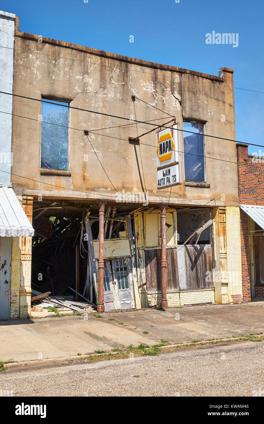 Abbandonato negozio di fronte o storefront, che mostra il livello di povertà in piccole città rurali in Fort Deposito, Alabama, Stati Uniti. Foto Stock