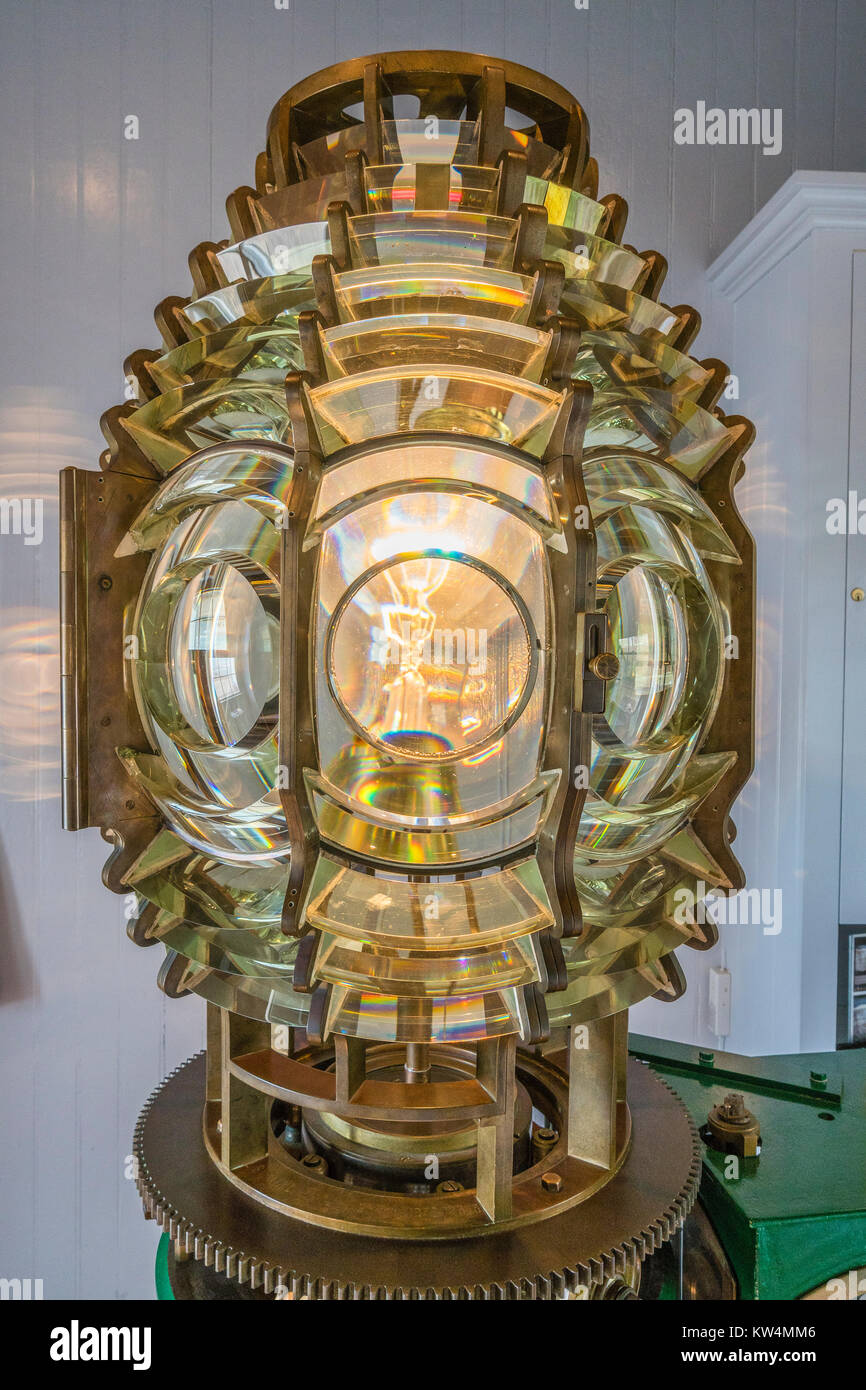 Lente di Fresnel, San Luis Point Lighthouse. Una lente di Fresnel è un tipo di lente compatto sviluppato originariamente da fisico francese Augustin-Jean lente di Fresnel per l Foto Stock