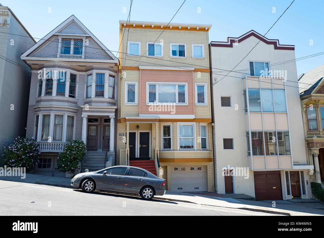 Tre case vittoriane in fila su una ripida collina su Fillmore Street in Cow Hollow quartiere di San Francisco, California, 28 agosto 2016. Foto Stock
