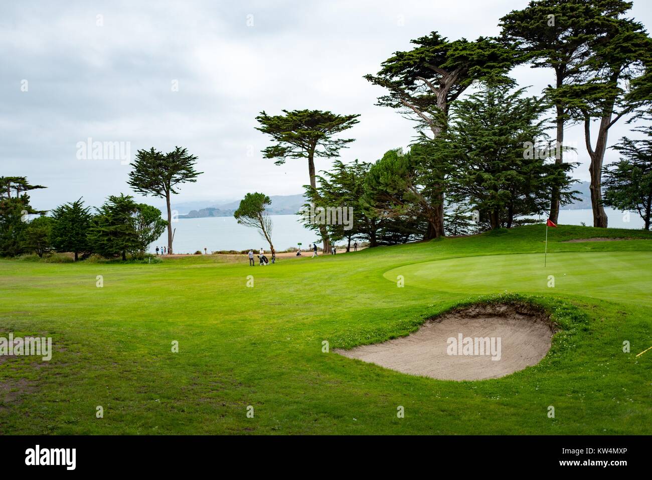 Gli amanti del golf tee su un campo da golf con vista sulla baia di San Francisco a Eagle Point in Lands End quartiere di San Francisco, California, 27 agosto 2016. Foto Stock