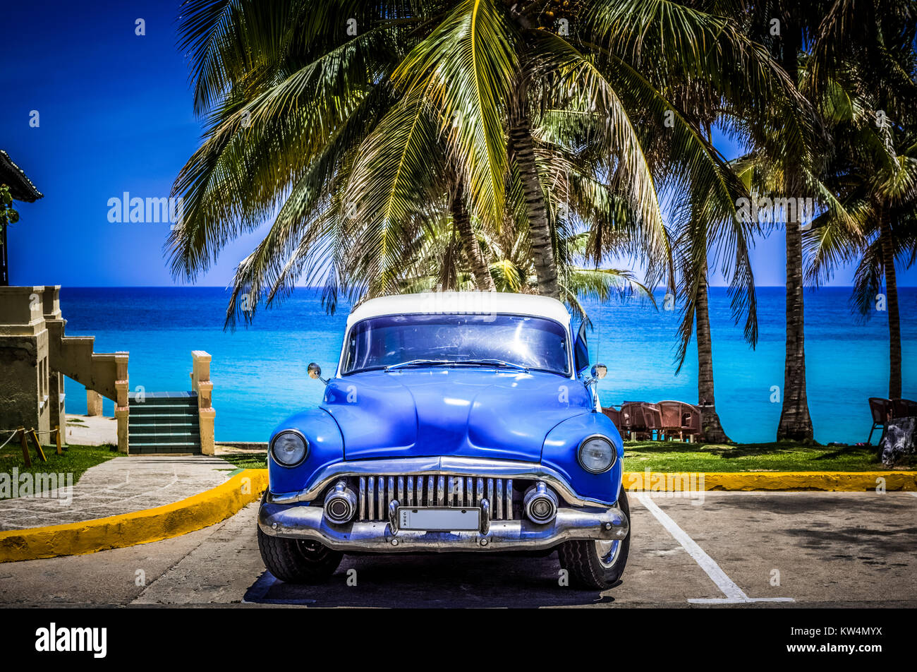 American blue Buick otto classico auto parcheggiata sotto le palme sulla spiaggia di Varadero Cuba -Serie Cuba Reportage Foto Stock