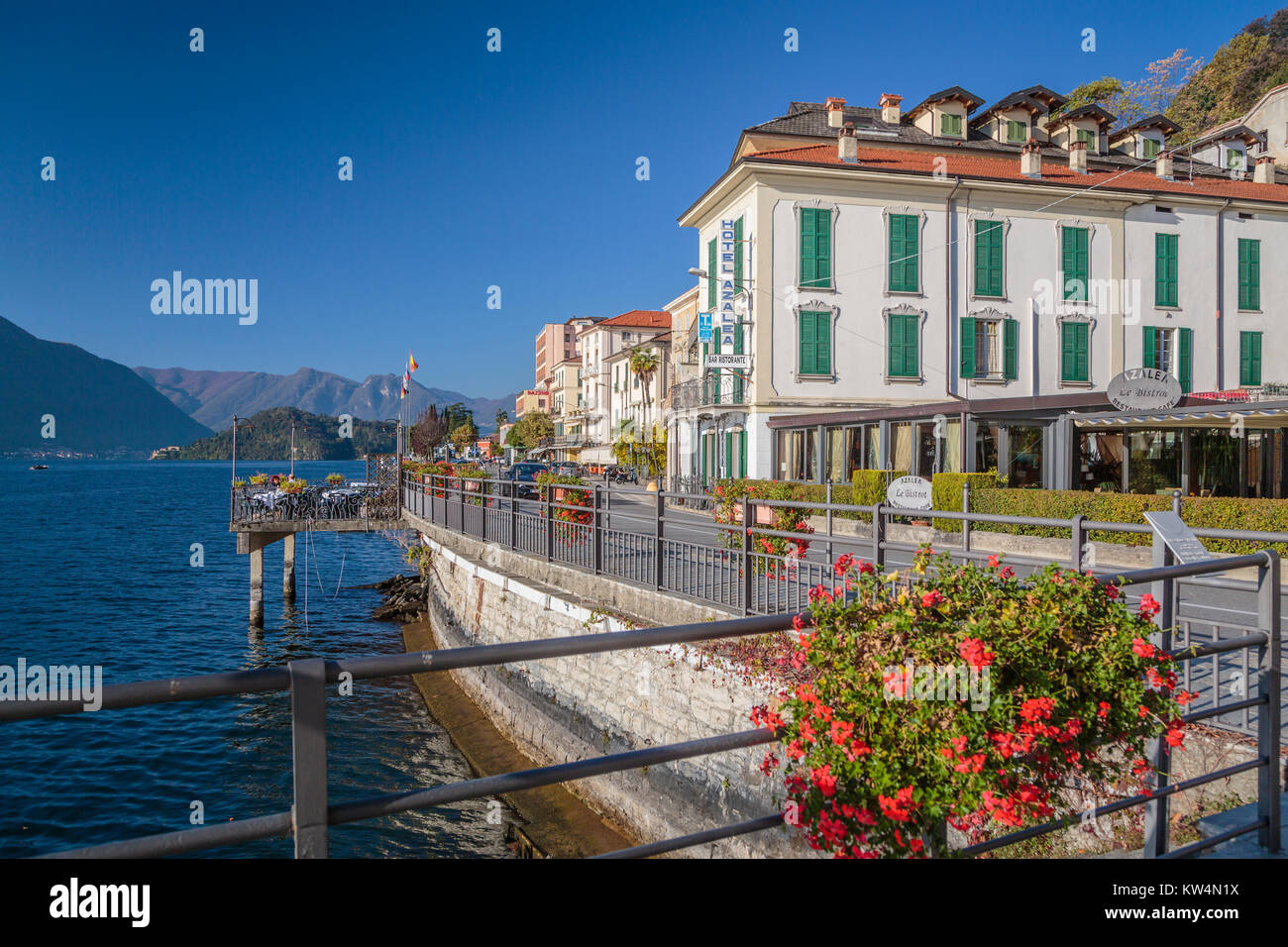 Il lago di Como e il paese di Tremezzo, Lombardia, Italia, Europa. Foto Stock
