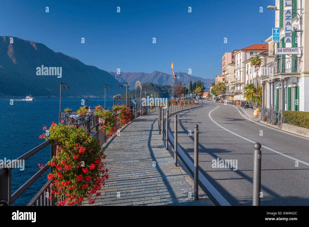 Il lago di Como e il paese di Tremezzo, Lombardia, Italia, Europa. Foto Stock