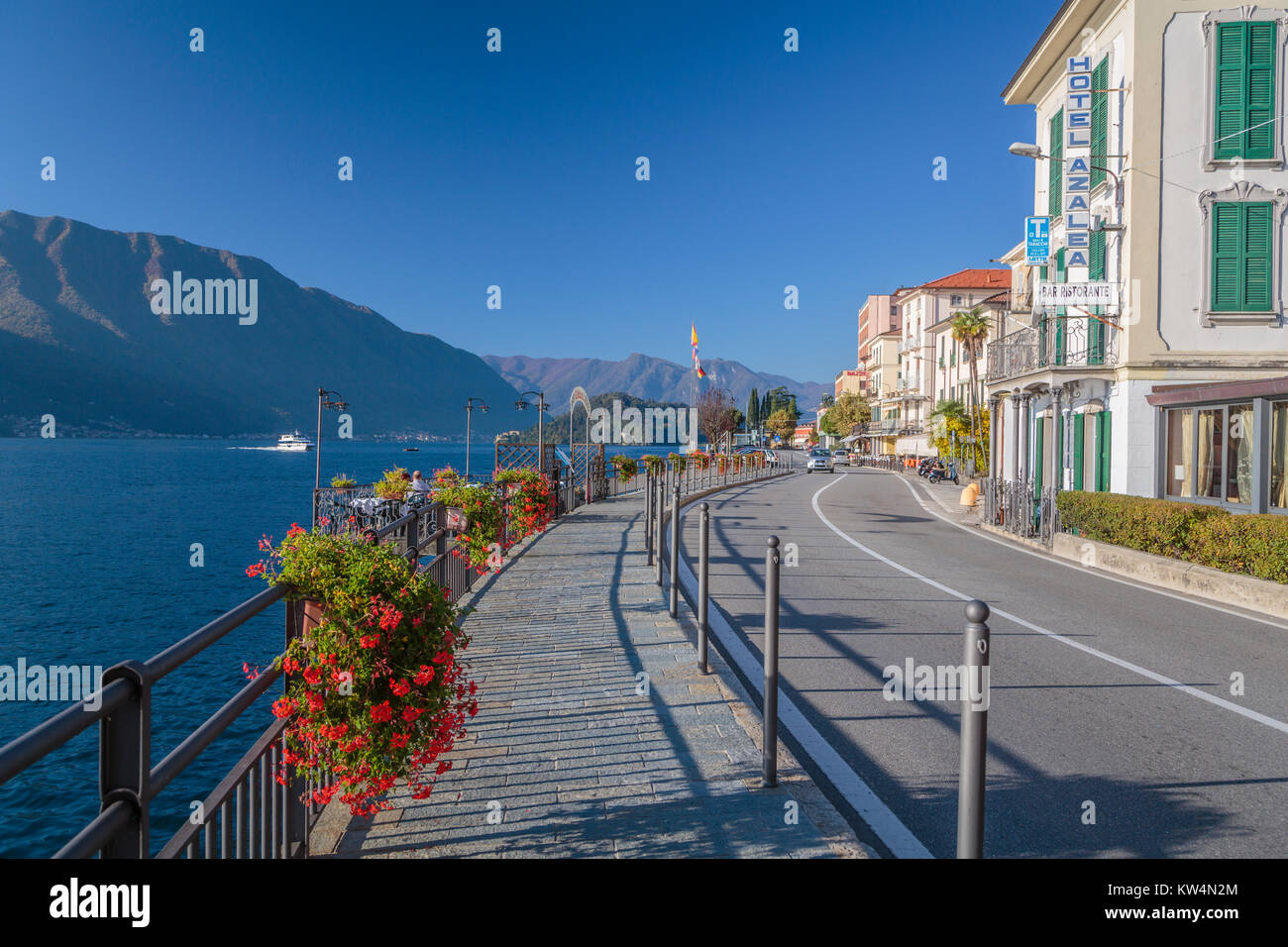 Il lago di Como e il paese di Tremezzo, Lombardia, Italia, Europa. Foto Stock