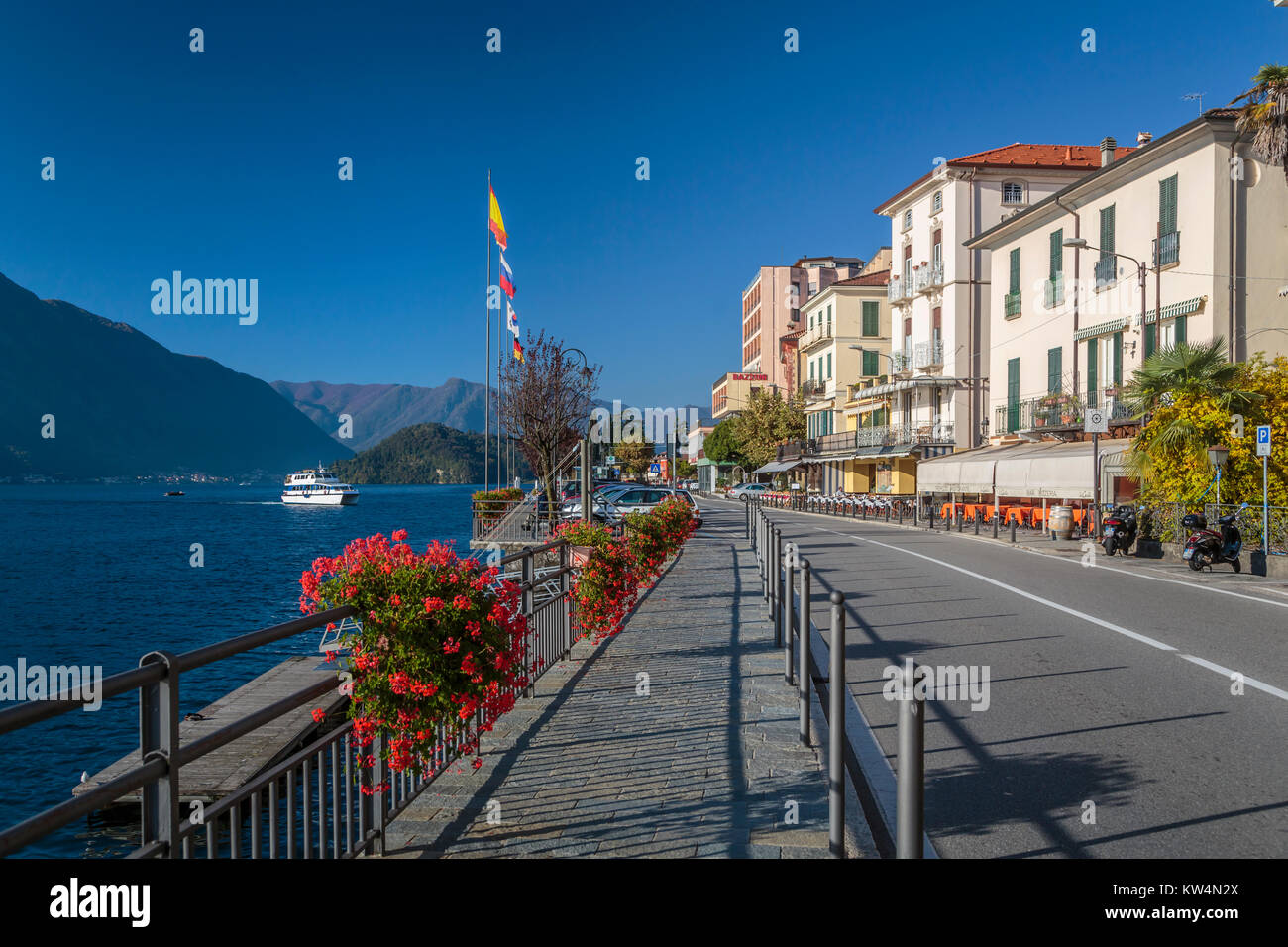 Il lago di Como e il paese di Tremezzo, Lombardia, Italia, Europa. Foto Stock
