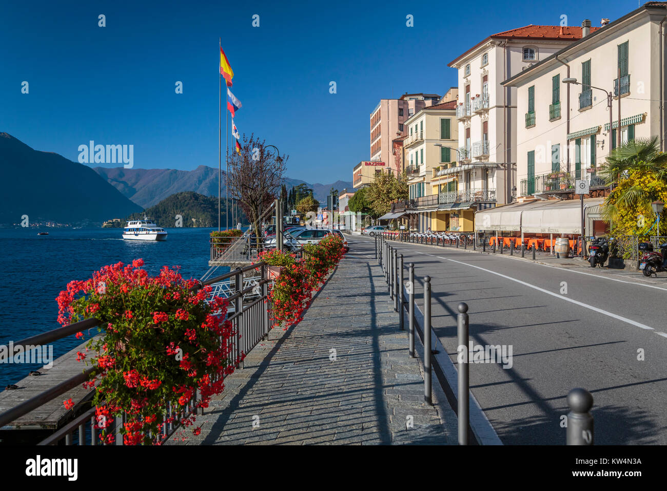 Il lago di Como e il paese di Tremezzo, Lombardia, Italia, Europa. Foto Stock