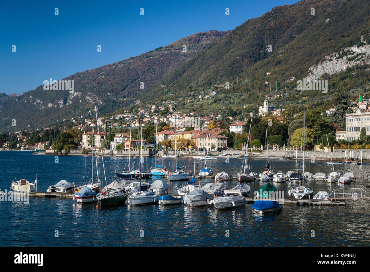 Il lago di Como e il paese di Tremezzo, Lombardia, Italia, Europa. Foto Stock