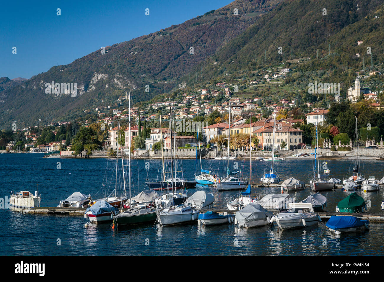 Il lago di Como e il paese di Tremezzo, Lombardia, Italia, Europa. Foto Stock